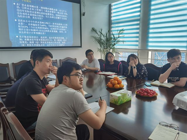 我院特邀請?jiān)暇┧畡?wù)集團(tuán)總工吳志成來我院授課(圖1)