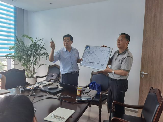 我院特邀請?jiān)暇┧畡?wù)集團(tuán)總工吳志成來我院授課(圖2)