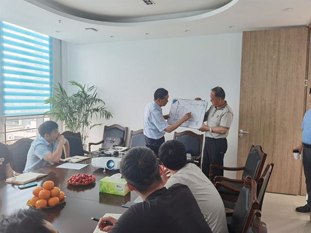 我院特邀請?jiān)暇┧畡?wù)集團(tuán)總工吳志成來我院授課(圖3)