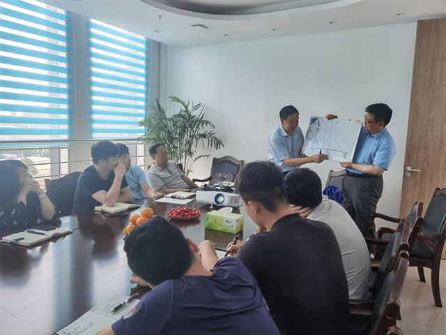 我院特邀請?jiān)暇┧畡?wù)集團(tuán)總工吳志成來我院授課(圖4)